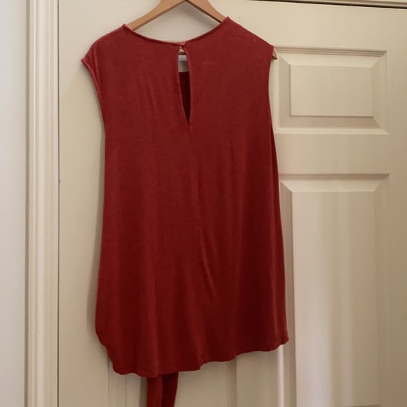 Sleeveless tunic top. - Picture 3 of 5